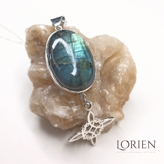 Collar "Canto Azul" con nudo de bruja, en plata 925