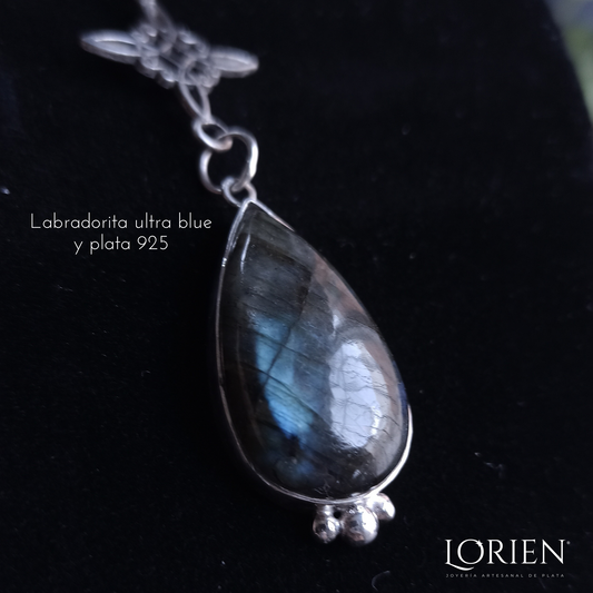 Collar Midnight Sky de Labradorita Azul con Nudo de Bruja
