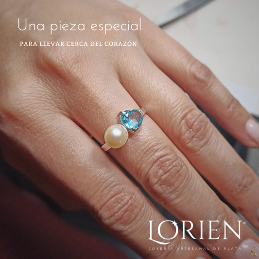 Anillo "La Piedra y el Sueño" Perla Topacio azul sobre plata 925