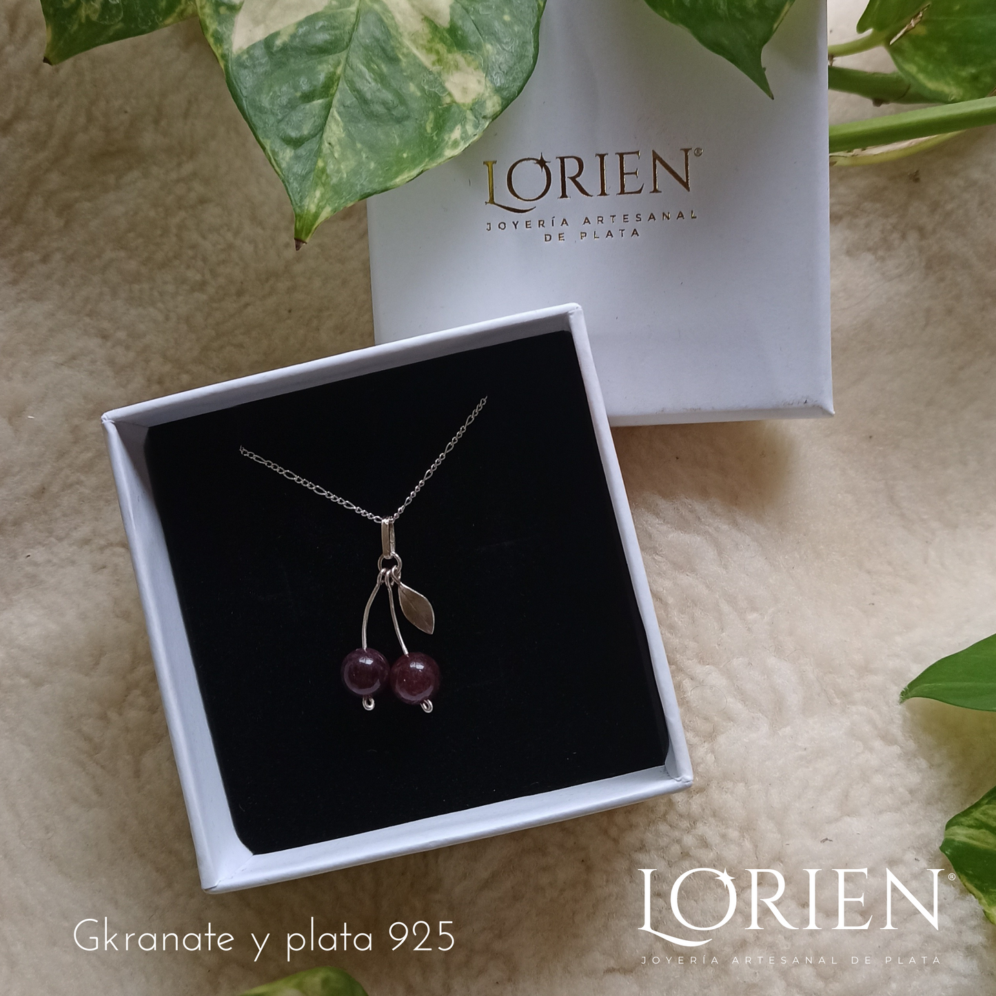 "MonCherry" pendant in 925 silver and garnet