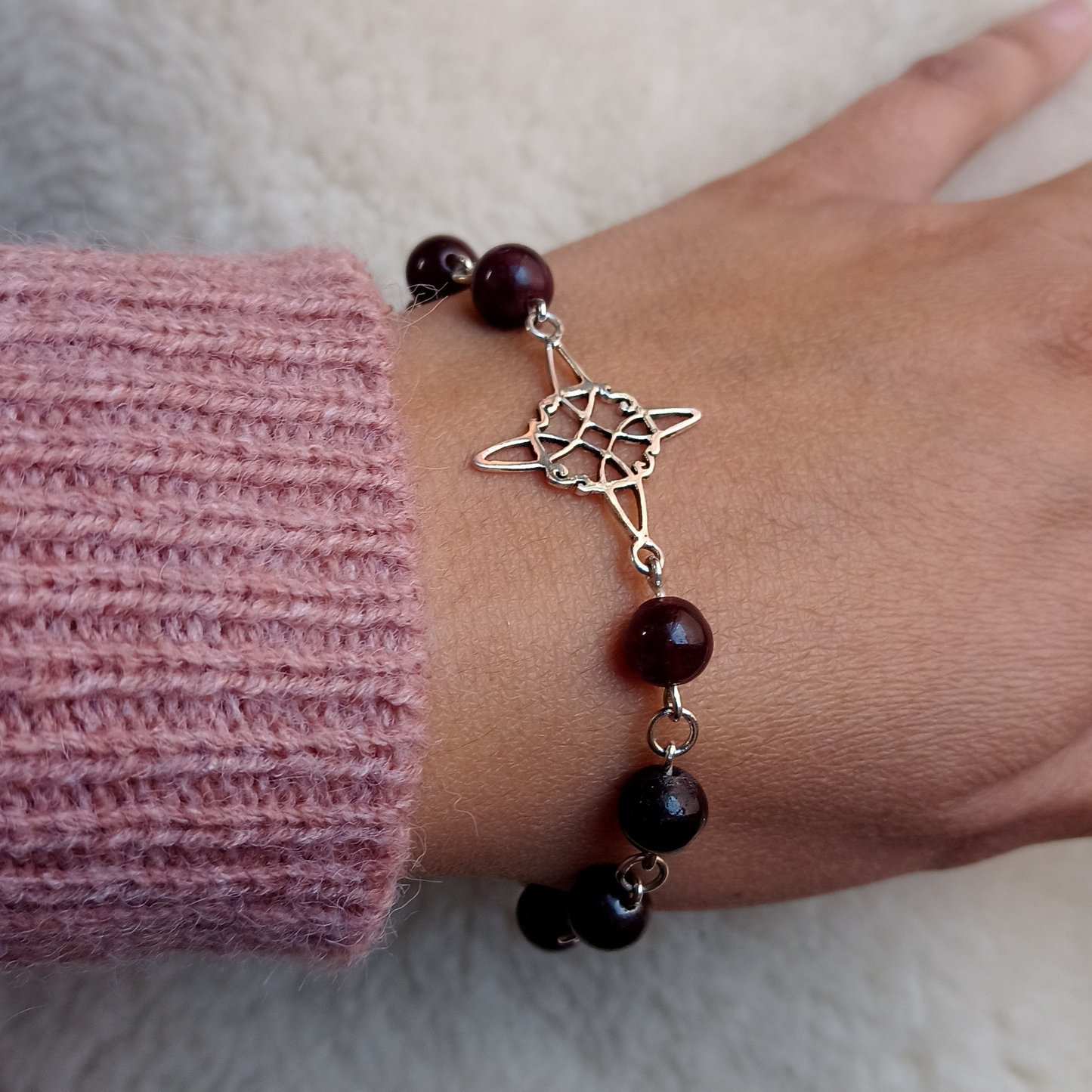 Pulsera con Nudo de Bruja y Granates "Fuerza"