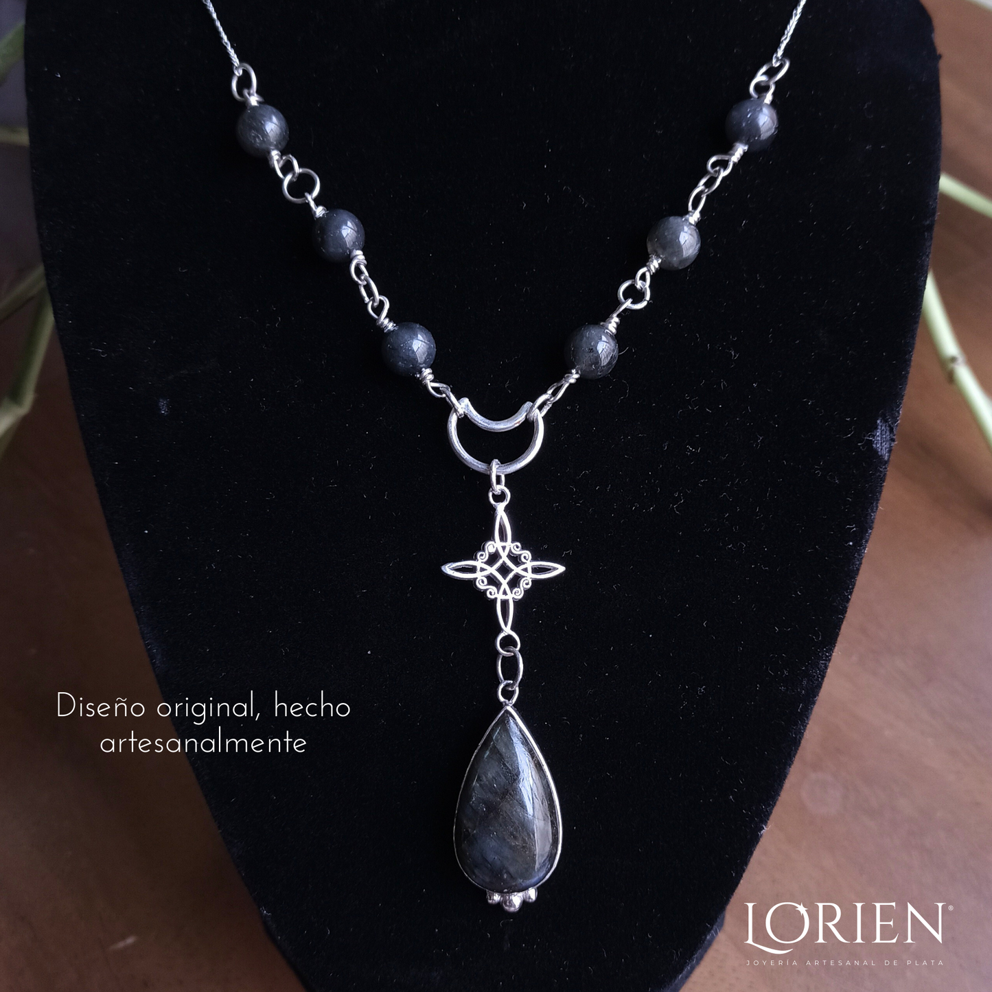 Collar Midnight Sky de Labradorita Azul con Nudo de Bruja