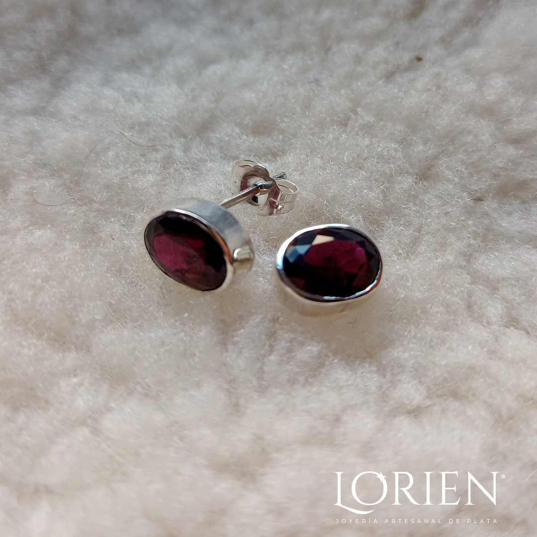 Aretes Broquel "Virginia" de plata 925 con granates facetados de alta calidad